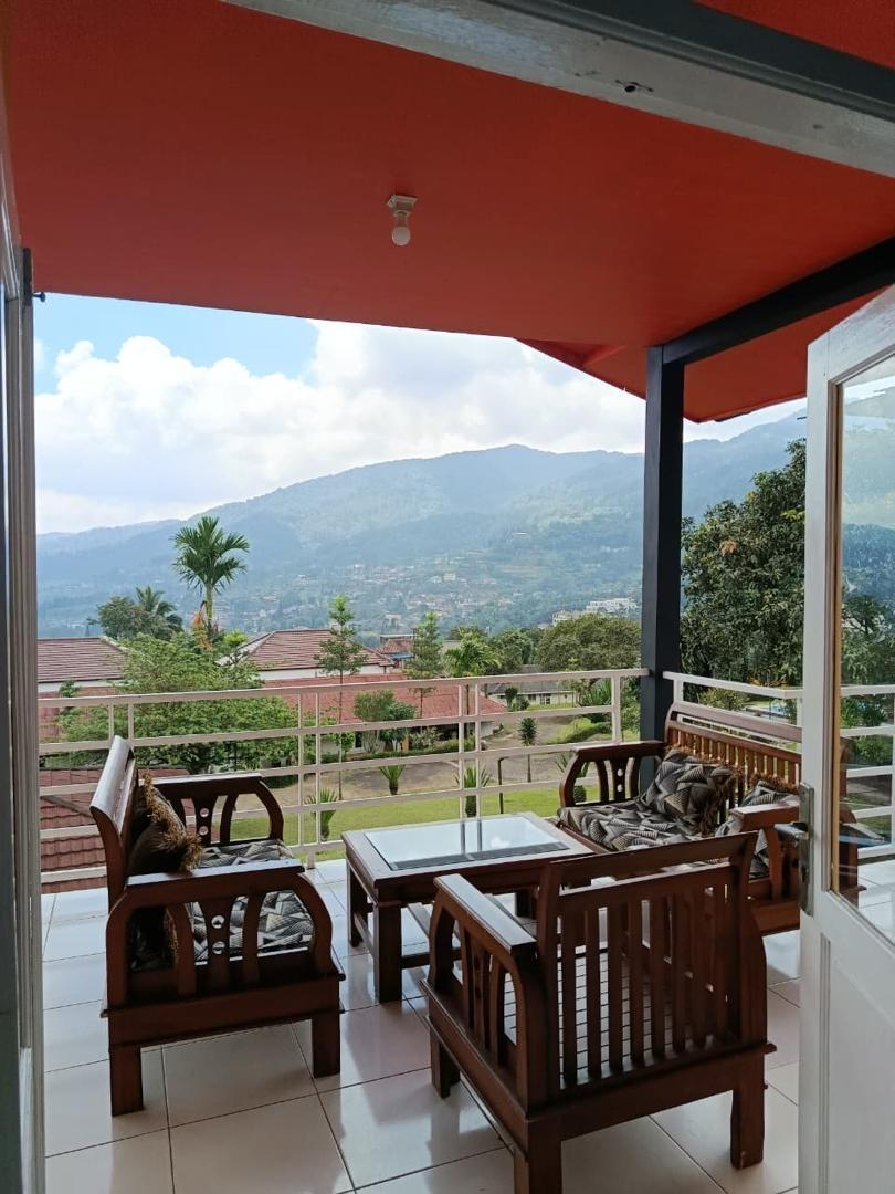 Balkon santai dengan pemandangan pegunungan di New Pratama Villa